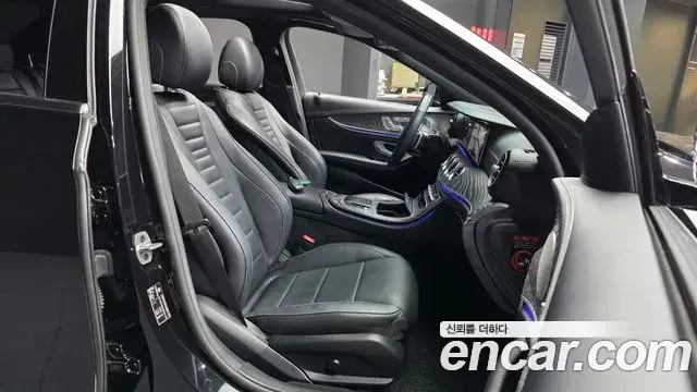 Mercedes-Benz E-Class 2022 — Photo 11/20