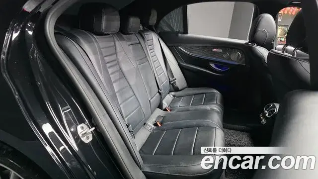 Mercedes-Benz E-Class 2022 — Photo 12/20