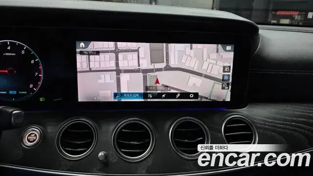 Mercedes-Benz E-Class 2022 — Photo 14/20