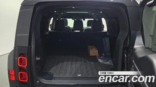 Land Rover Defender 2025 — Photo 10/20