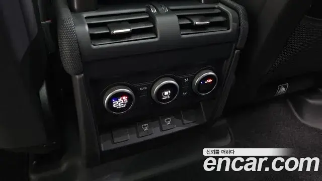 Land Rover Defender 2025 — Photo 18/20