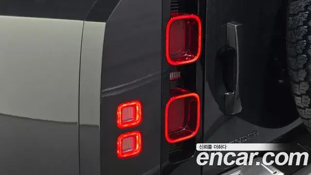 Land Rover Defender 2025 — Photo 19/20