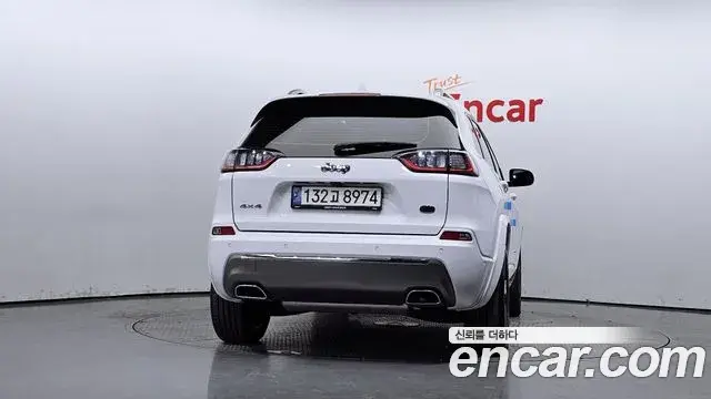 Jeep Cherokee 2021 — ფოტო 15/20