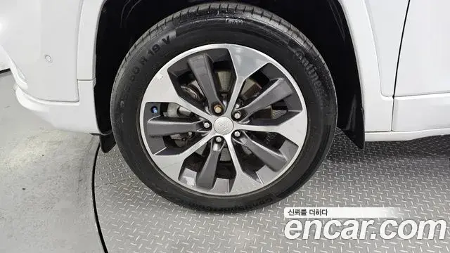 Jeep Cherokee 2021 — ფოტო 7/20