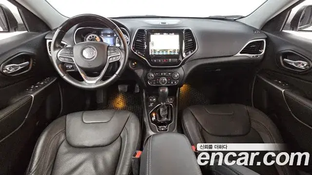 Jeep Cherokee 2021 — ფოტო 17/20