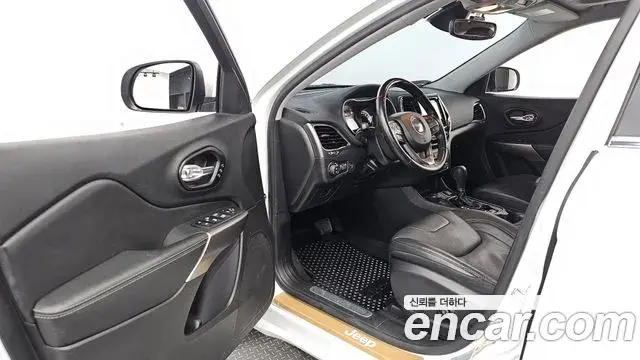 Jeep Cherokee 2021 — ფოტო 9/20