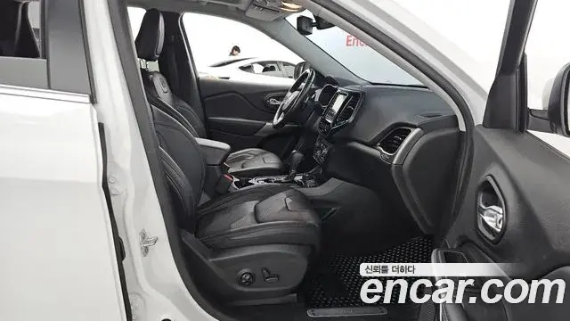 Jeep Cherokee 2021 — ფოტო 16/20