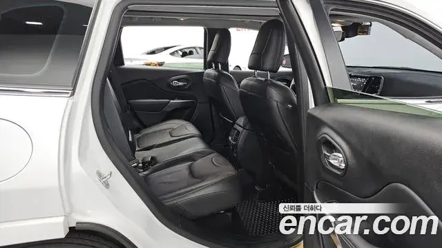 Jeep Cherokee 2021 — ფოტო 12/20