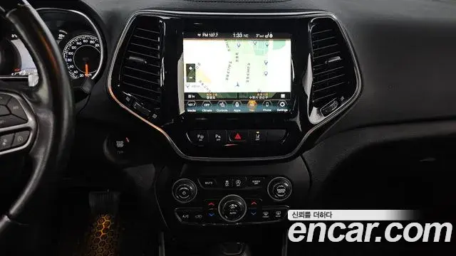 Jeep Cherokee 2021 — ფოტო 8/20