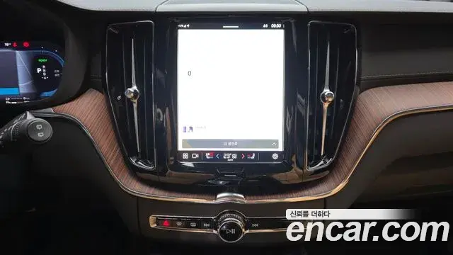 Volvo XC60 2025 — Photo 19/20