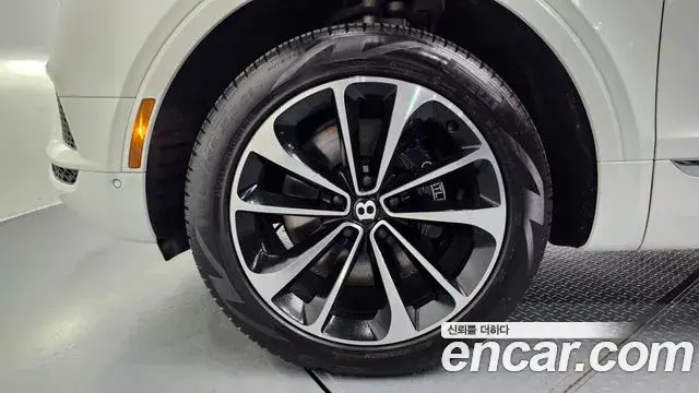 Bentley Bentayga 2019 — Photo 2/20