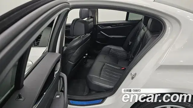 BMW 5 Series 2020 — Photo 11/20