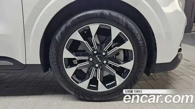 Kia Carnival 2023 — Şəkil 18/20