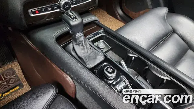 Volvo XC90 2018 — ფოტო 15/20