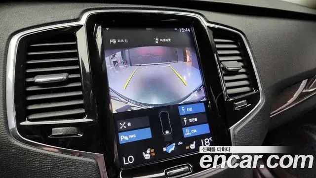 Volvo XC90 2018 — ფოტო 16/20