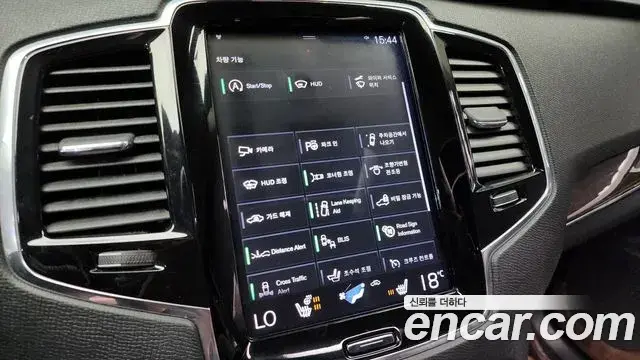 Volvo XC90 2018 — ფოტო 14/20