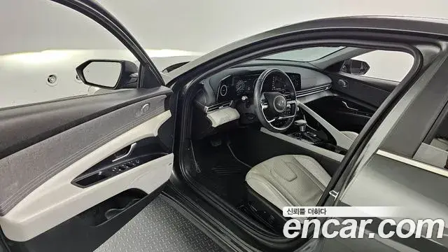 Hyundai The New Avante Hybrid 2021 — Photo 13/20