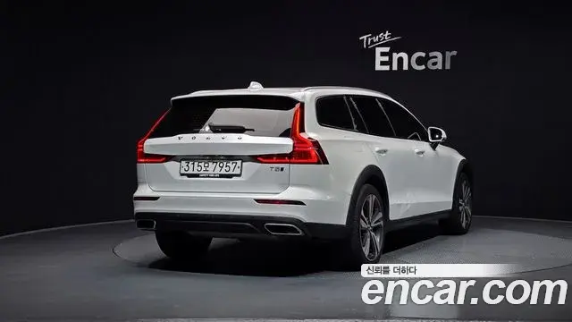 Volvo V60 Cross Country 2020 — ფოტო 17/20