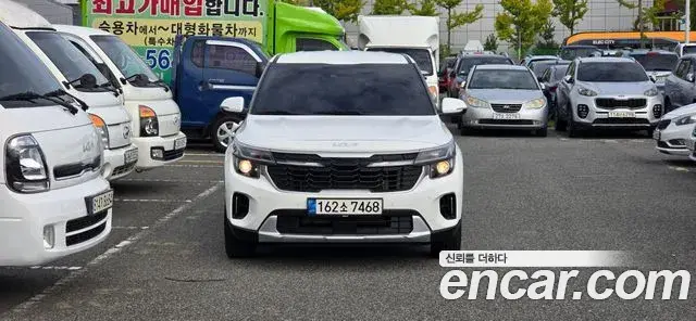 Kia Seltos 2023 — ფოტო 17/20