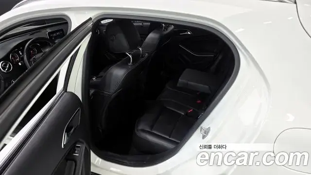 Mercedes-Benz GLA-Class 2018 — Photo 10/20