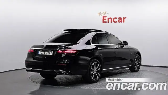 Mercedes-Benz E-Class 2021 — ფოტო 16/20