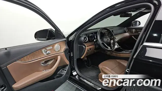 Mercedes-Benz E-Class 2021 — ფოტო 17/20