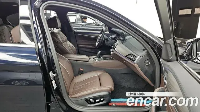 BMW 5 Series 2020 — Photo 11/20