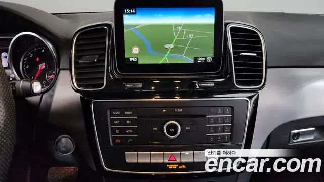 Mercedes-Benz GLE-Class 2018 — ფოტო 18/20