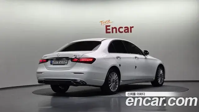 Mercedes-Benz E-Class 2021 — Photo 18/19