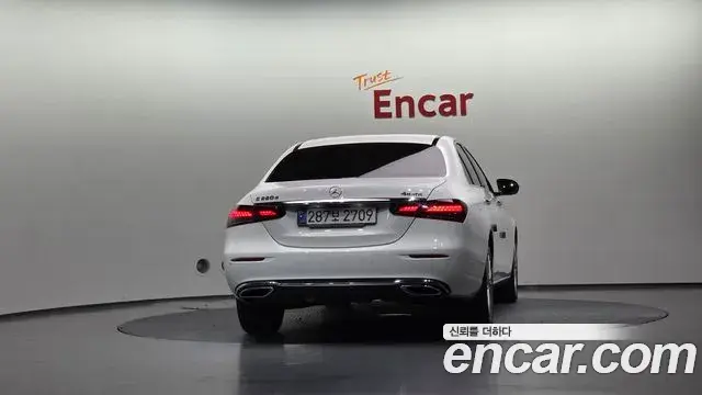 Mercedes-Benz E-Class 2021 — Photo 10/19