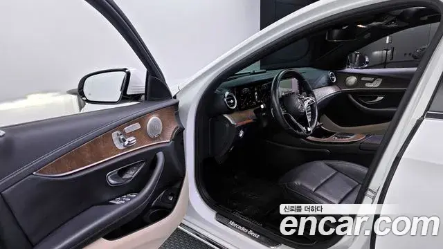 Mercedes-Benz E-Class 2021 — Photo 5/19