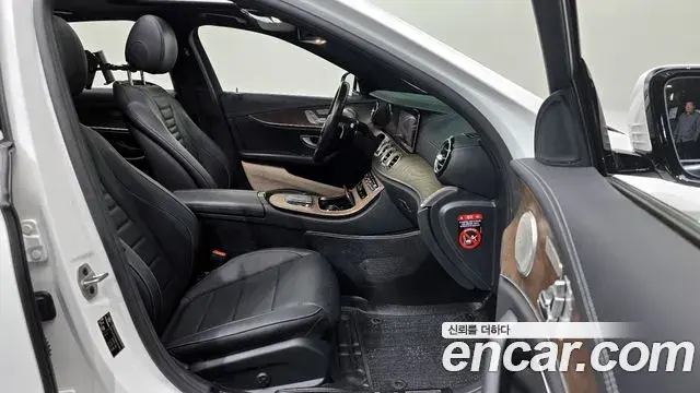 Mercedes-Benz E-Class 2021 — Photo 15/19