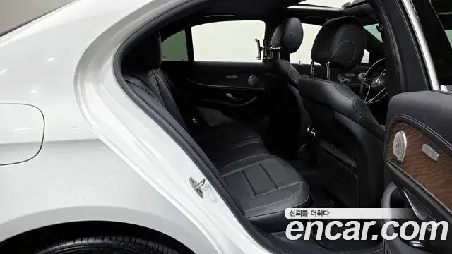Mercedes-Benz E-Class 2021 — Photo 7/19