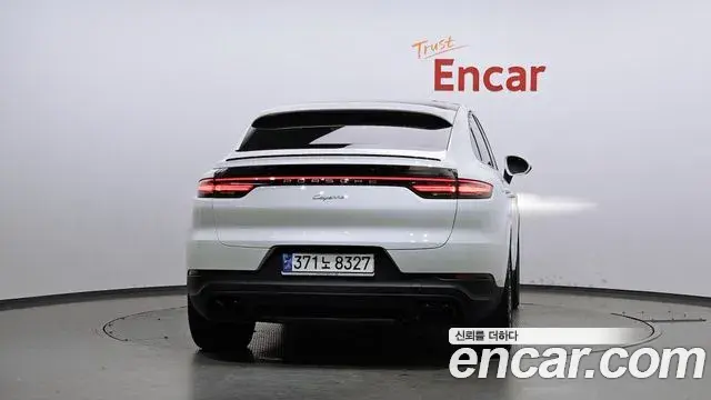 Porsche Cayenne 2023 — ფოტო 15/20