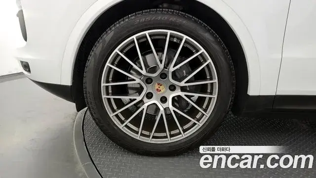 Porsche Cayenne 2023 — ფოტო 3/20