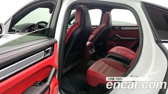 Porsche Cayenne 2023 — ფოტო 5/20