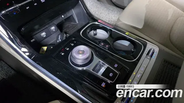 Kia Carnival 2023 — ფოტო 6/20