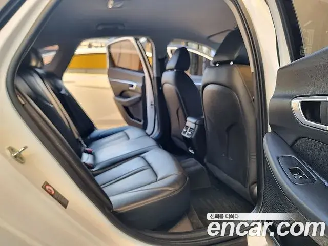 Hyundai Sonata Hybrid 2022 — Photo 12/20