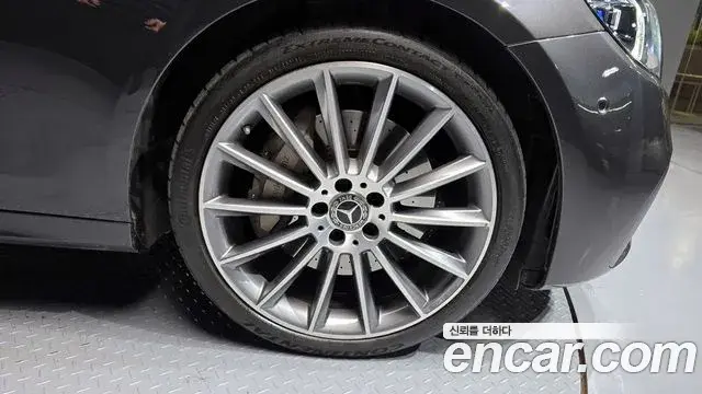Mercedes-Benz E-Class 2020 — ფოტო 13/20