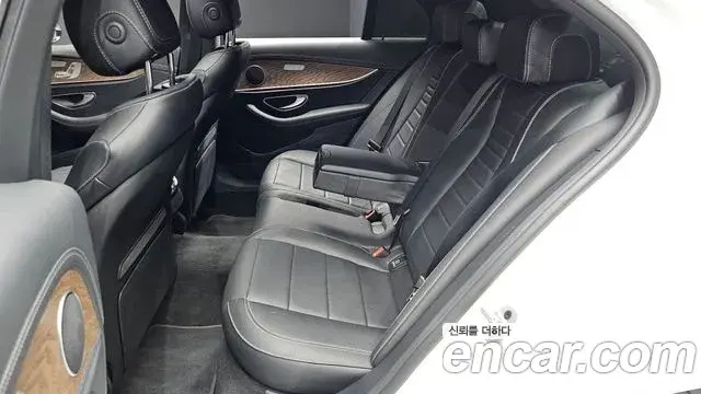 Mercedes-Benz E-Class 2023 — Фото 12/20