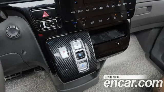 Hyundai Staria 2022 — ფოტო 3/20