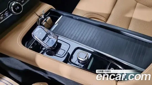 Volvo XC90 2023 — Şəkil 10/17