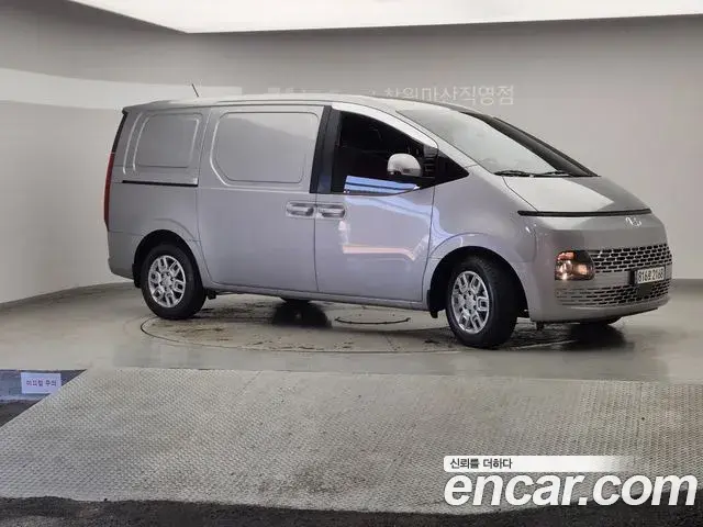 Hyundai Staria 2023 — Фото 3/20