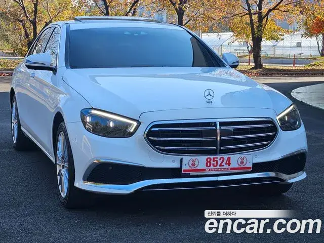 Mercedes-Benz E-Class 2022 — ფოტო 13/20