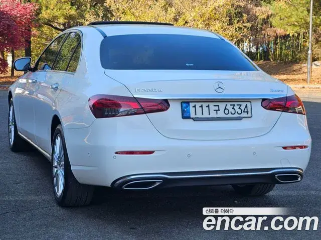 Mercedes-Benz E-Class 2022 — ფოტო 17/20