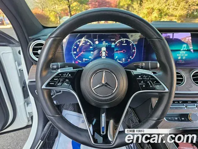 Mercedes-Benz E-Class 2022 — ფოტო 7/20