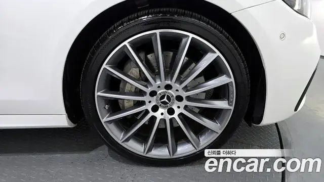Mercedes-Benz E-Class 2021 — ფოტო 10/20