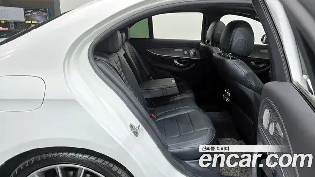 Mercedes-Benz E-Class 2021 — ფოტო 1/20