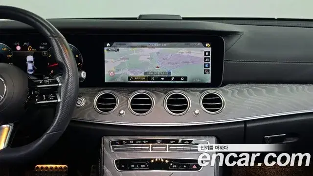 Mercedes-Benz E-Class 2021 — ფოტო 8/20
