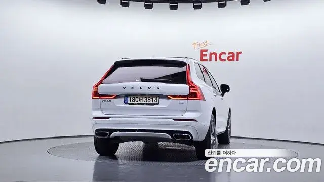 Volvo XC60 2021 — Фото 4/20